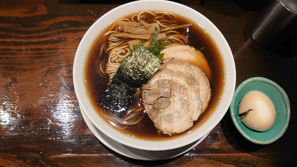 「醤油チャーシューらぁ麺+形崩れ味玉」@らぁ麺 奏の写真