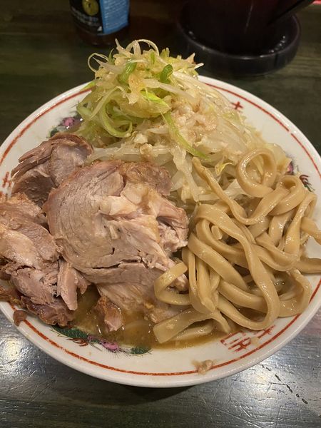「豚2枚らーめん 980 裏トッピングカラネギ+極太麺」@らーめん 豚島の写真