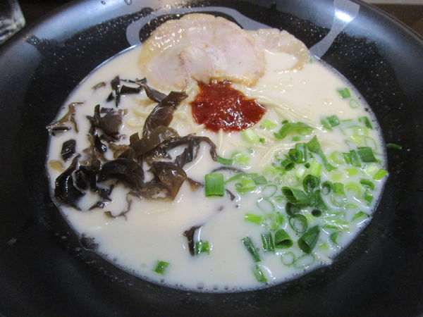 「とんこつラーメン 普通 300円（開店特価）」@濃厚とんこつラーメン 一峰の写真