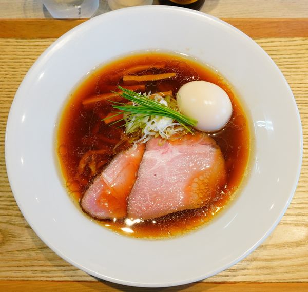 「味玉 中華蕎麦＜醤油＞（手もみ）＋おつまみ盛り＋エビス小瓶」@宍道湖しじみ中華蕎麦 琥珀 東京本店の写真