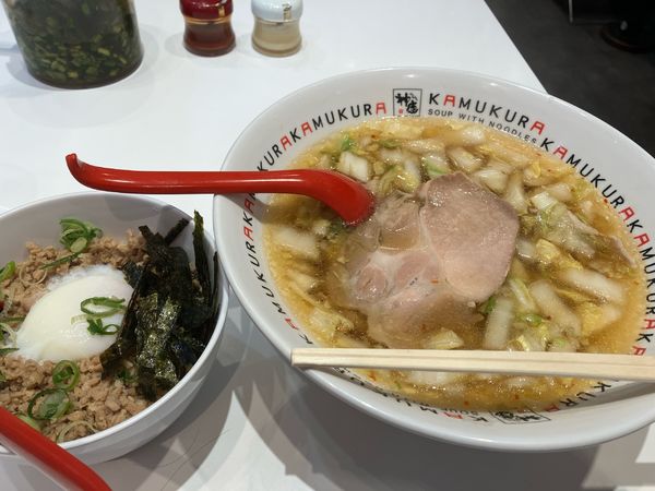 「美味しいラーメンとそぼろ丼」@どうとんぼり神座 エキマルシェ新大阪店の写真