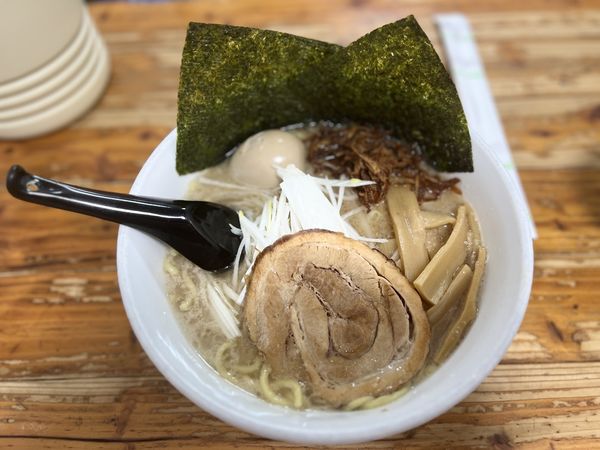 「ちょっとずつ全部のせラーメン 1050円」@塚越ラーメンの写真