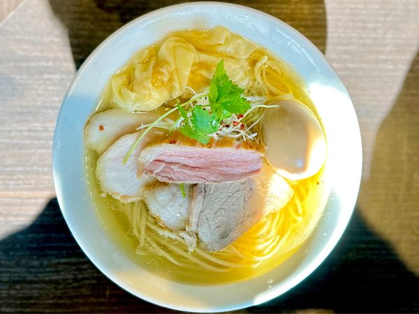 「★＜恒例月1限定＞特製 地鶏魚貝中華蕎麦(塩)🍜¥1,350」@麺処 夏海の写真