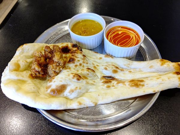 「Aセット(ナン2枚・バターチキンカレー・豆カレー)890円」@BERESTA 高崎店の写真