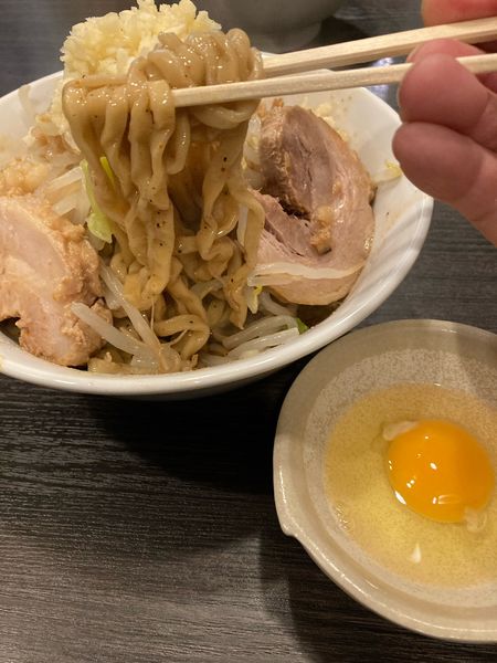 「汁なし並(300g)ニンニクアブラマシ¥900 + 生玉子¥50」@六麓 豚らーめんの写真