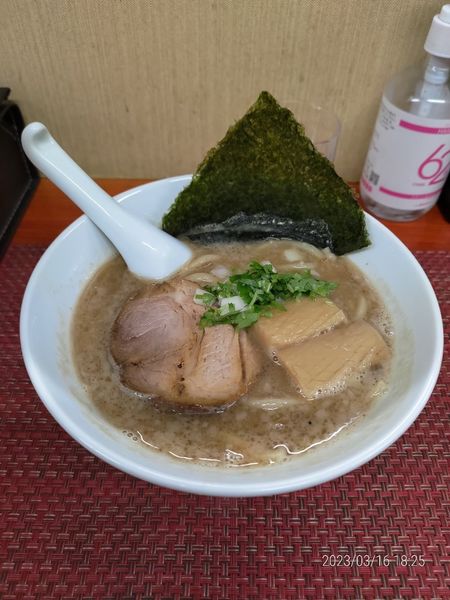 「煮干し豚骨＋厚切りチャーシュー（1枚）」@麺や 福々三座の写真