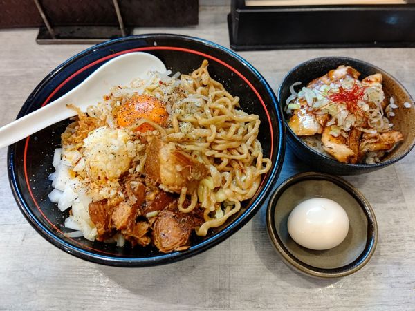 「太麺まぜそば(並盛・250g)950円＋ミニ叉焼丼380円」@らーめん酒場 福籠 通町店の写真