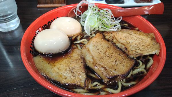 「炙り豚トロらーめん」@麺家いろは 海老名ビナウォーク店の写真