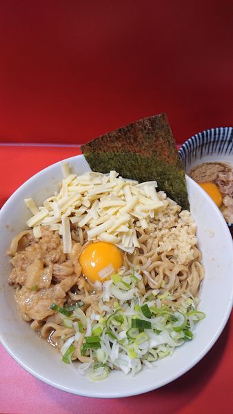 「TKM+麺300g+チーズ+ほぐし豚入り生卵」@まぜそばマゼロー 船橋店の写真