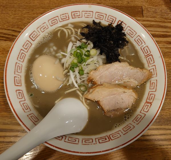 「濃厚煮干そば+味玉(麺少な目、950円)」@煮干中華そば専門 煮干丸の写真