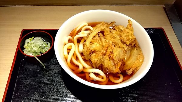 「かき揚げうどん（４９０円）」@いろり庵きらく 田町店の写真