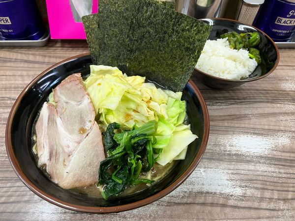 「ラーメン並750円+キャベツ100円」@武蔵家 富士見店の写真
