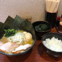 天王ラーメン+生わかめ+半ライス