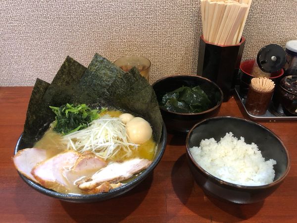 「天王ラーメン+生わかめ+半ライス」@横浜家系らーめん 天王家 寒川総本店の写真