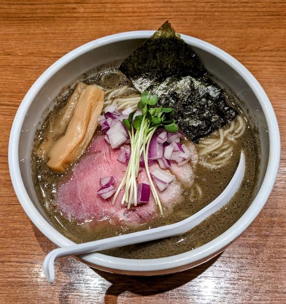 「銀の煮干そば　880円」@煮干中華そば 鈴蘭 新宿店の写真