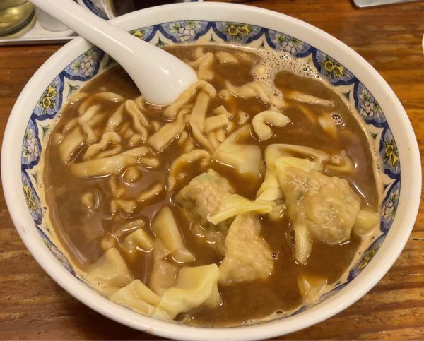 「揚州濃厚醤油ラーメン 大盛 +ワンタン」@中国ラーメン 揚州商人 市川二俣店の写真