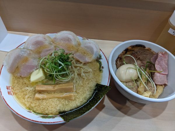 「特製背脂白味噌らぁめん＋バター＋大盛り＋特製(コンプ特典)」@手揉み中華そば 中村の写真