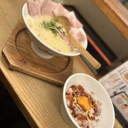 鶏そば　塩　チャーシュー大盛りのやつ