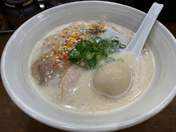 「特製 豚骨（黒）1100円」@自家製多加水極太麺 ISAMIの写真