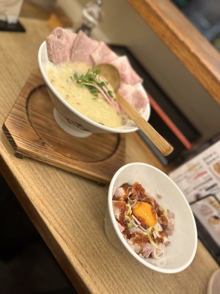 「鶏そば 塩 チャーシュー大盛りのやつ」@麺や 鳥の鶏次の写真