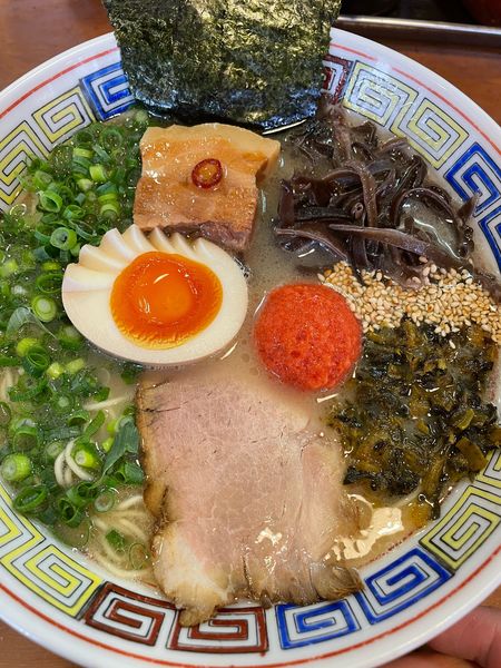 「幸せいっぱい全部のせラーメン」@九州とんこつラーメン 幸福軒の写真