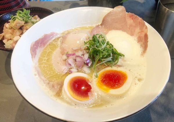 「特上鶏白湯らぁ麺＋炙りチャーシュー丼 1650円＋480円」@Ramen Afro Beatsの写真