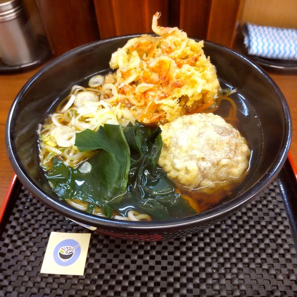 「桜海老のミニかき揚げ天とドデカ肉団子天そば（￥620）」@名代 箱根そば 千歳船橋店の写真