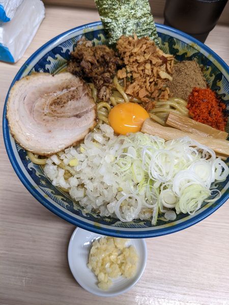 「カレーまぜそば特盛＋ニンニク」@狼煙 大宮店の写真