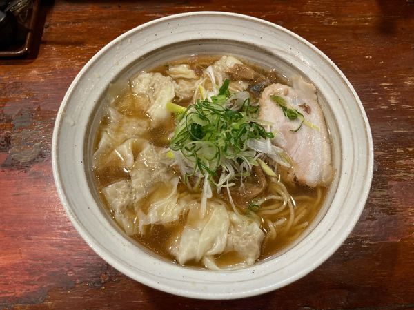 「肉入りワンタン麺」@信楽茶屋 横浜鶴見本店の写真