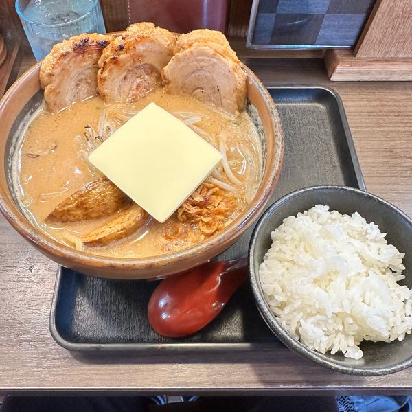 「北海道味噌 味噌漬け炙りチャーシュー＋バター」@味噌蔵麺四朗 半田店の写真