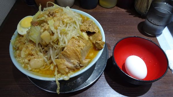 「ラーメン少な目（1,000円）＋旨辛（50円）＋生卵」@ラーメン富士丸  西早稲田店の写真