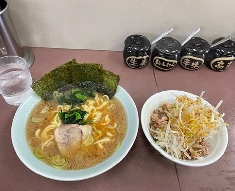 「ラーメン並 800円＋ネギチャーシュー丼 300円。」@本牧家 本店の写真