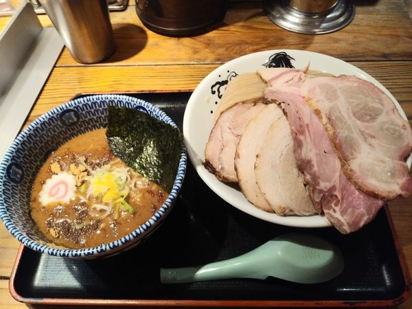 「濃厚チャーシューつけ麺　中盛り　1380円？」@松戸中華そば 富田食堂の写真