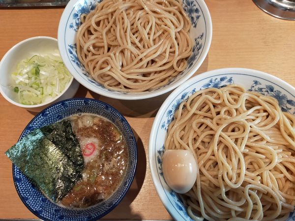 「つけ麺950円(特特盛400円)+ネギ増100円」@くり山の写真