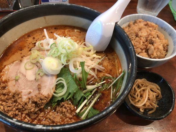 「シンラー麺（坦々麺風）（大盛）＋炊き込み御飯」@助六の写真