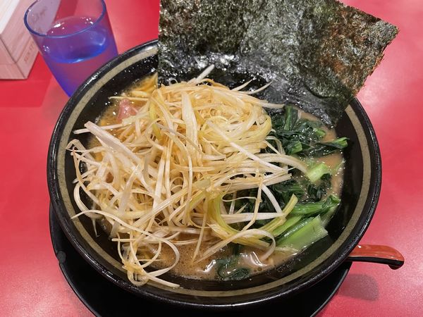 「ネギラーメン＋味玉、青菜」@家系ラーメン たつ家の写真