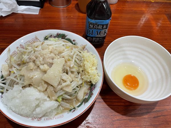 「らーめん 200ｇ＋生卵、玉ねぎ」@らーめん じろきんの写真