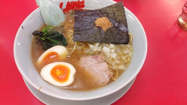 「期間限定　和節とんこつ醤油ラーメン　ネギ抜き　味玉トッピング」@山岡家 松本店の写真
