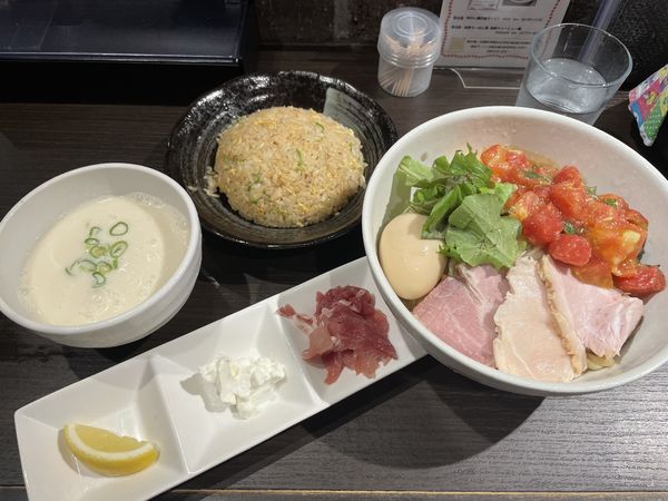 「白桃のヴィシソワーズ和えつけ麺＋特製」@麺や 福一の写真