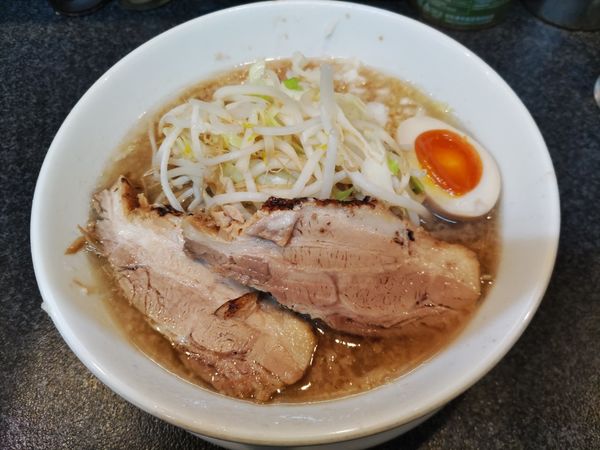 「正油（麺少なめ）・極太麺・野菜少なめ+サービス味玉」@らうめん さぶ郎の写真