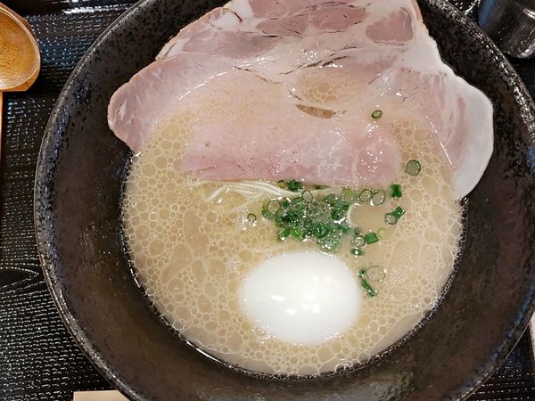 「博多豚骨らぁ麺＋半熟玉子」@博多豚骨らぁ麺 一絆 上野御徒町本店の写真