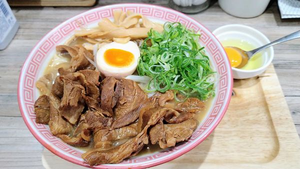 「徳島ラーメン全部増し(大)＋生卵」@徳島NOODLE ぱどるの写真