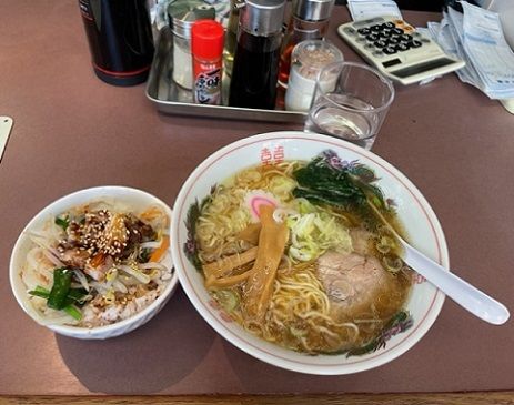 「醤油らーめん 650円＋ミニチャーシュウ丼 200円。」@中華そば 佐藤の写真