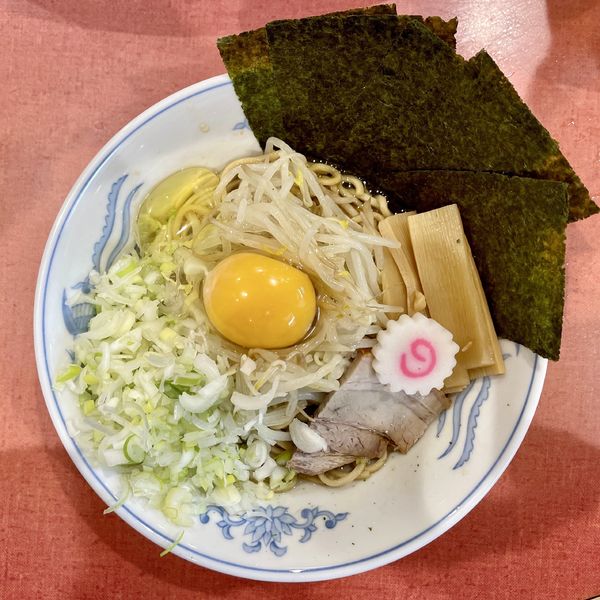 「サッポロ赤星＋キリンラガー＋賄い焼豚皿→油そば 板海苔 生卵」@らーめん 高尾の写真