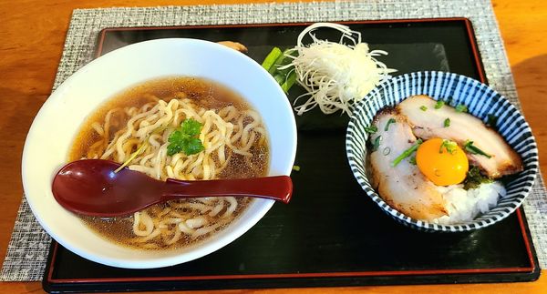 「虎巴徠そば(醤油)+チャーシュー丼」@貝出汁 まぜそば 虎巴徠の写真