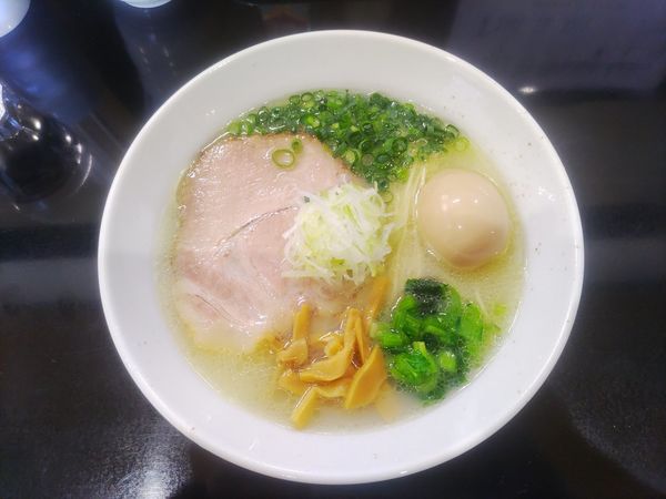 「鶏白湯らーめんしお【期間､数量限定】+味付け玉子」@麺処 たまりやの写真