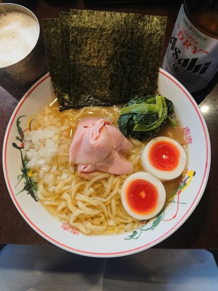 「スーパードライ中瓶＋豚骨醤油ラーメン(並盛160g) ＋味玉」@こいけのいえけいの写真