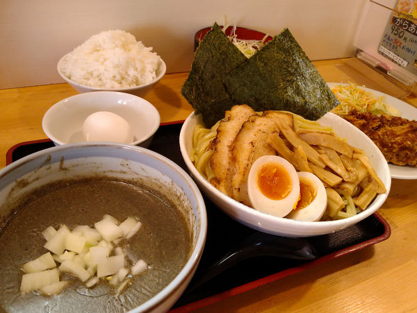 「3月限定/ガツッと濃厚特製濃厚煮干しつけ麺+唐揚げ　他」@優勝軒 狭山店の写真