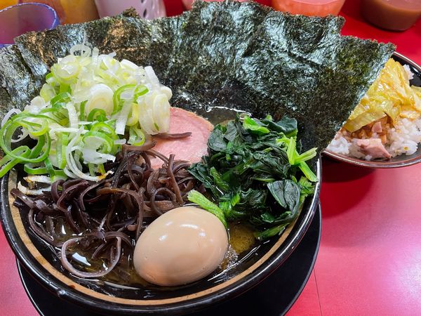 「ラーメン＋のり＋きくらげ＋薬味ねぎ＋キャベチャー丼」@家系ラーメン とらきち家の写真