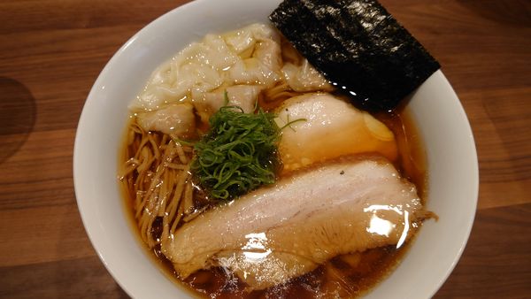 「醤油ワンタン麺¥1250」@自家製手もみ麺 鈴ノ木の写真